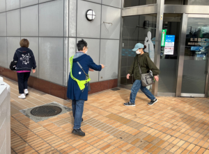 街頭啓発を行う参加者2