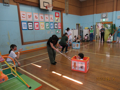 親子が参加したそりレース