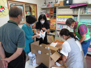 お土産の準備をする地域の方々