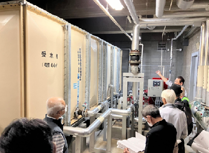非常時の給水場所となる受水槽を確認する参加者