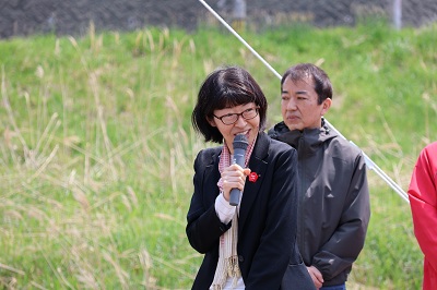 挨拶を行う浅山区長