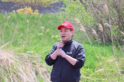 挨拶を行う鈴木部長
