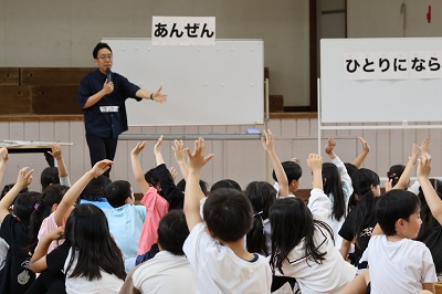 手を挙げる児童