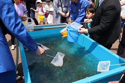 放流の様子