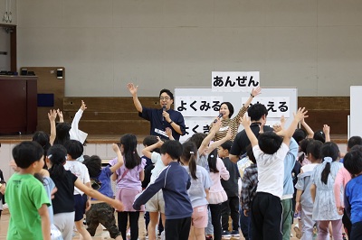 体を動かす児童