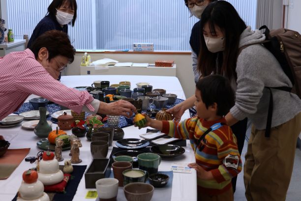 展示を通じ交流する様子