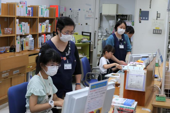 図書館カウンター体験