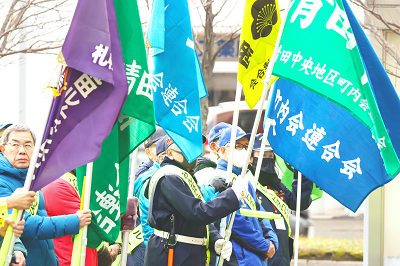 五町連や関係団体の旗