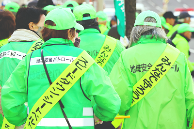 地域を守る背中