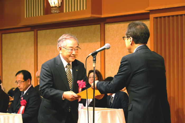 表彰状を受け取る住吉さん