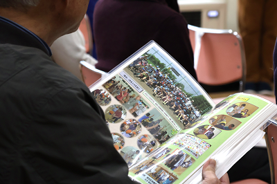 卒業アルバムを眺める卒業生