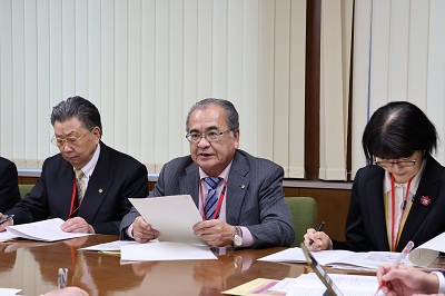 要望について説明を行う平目会長