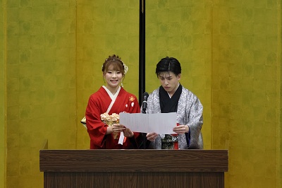 誓いの言葉を述べる新保さんと和島さん