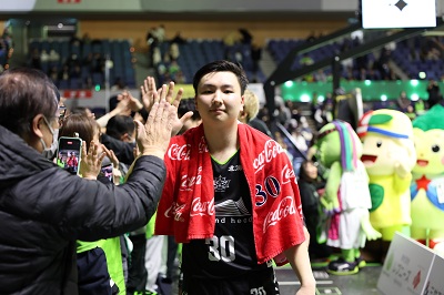 試合終了後にハイタッチする富永選手