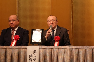 受賞者挨拶を行う佐々木会長