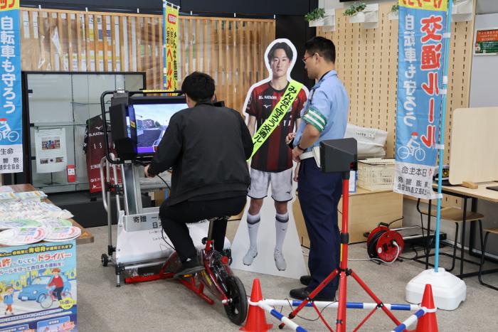 シミュレーターで体験する男性