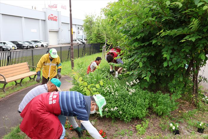 旧国道36号「あしりべつ桜並木通り」花植え1-2