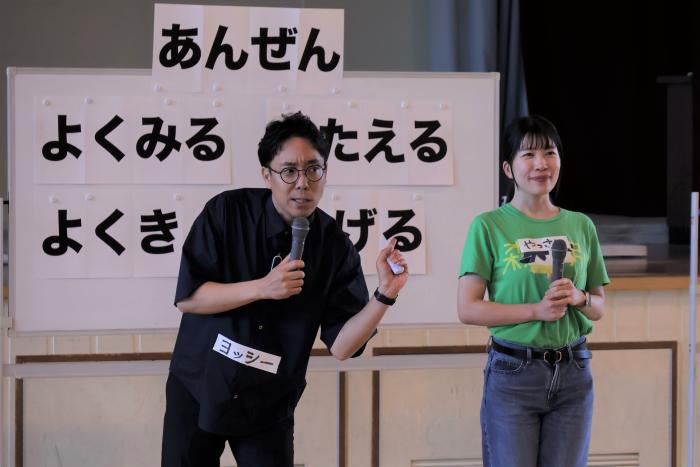 ホワイトボードの前で説明