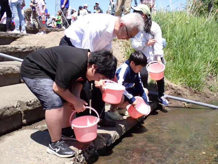 代表児童の放流