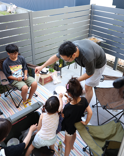 友人家族とテラスでバーベキュー