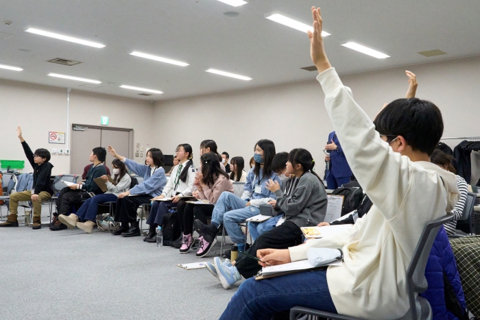 意見交換会で挙手をする子ども議員