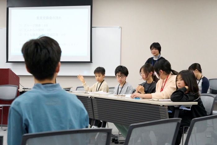 意見交換会で質問に答える子ども議員