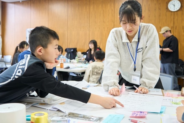 資料を指さして意見を伝える子ども議員