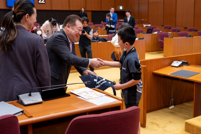 議長と握手する子ども議員