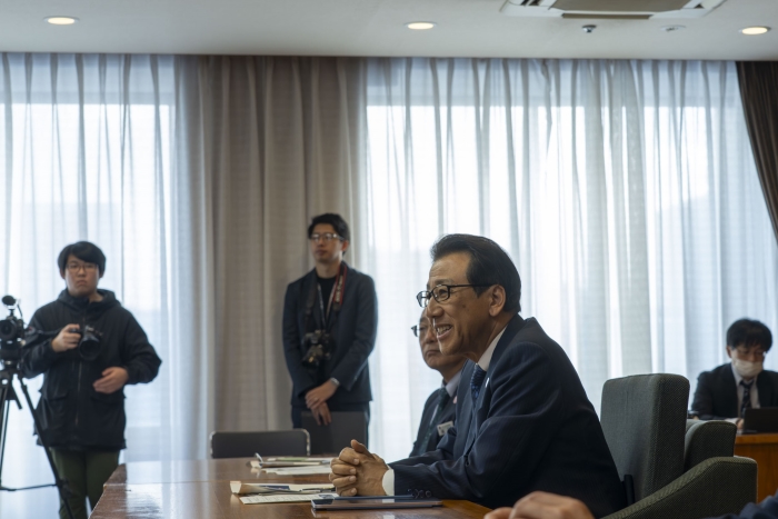 子ども議員が説明を聞く市長