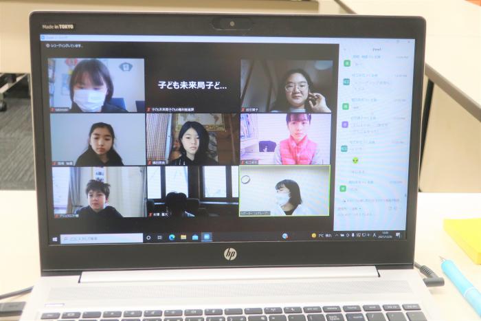 ZOOMの画面に映る子ども議員の写真