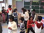 写真：児童会館の室内で遊ぶ様子