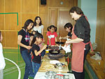 写真：児童会館のイベントで料理をしている様子