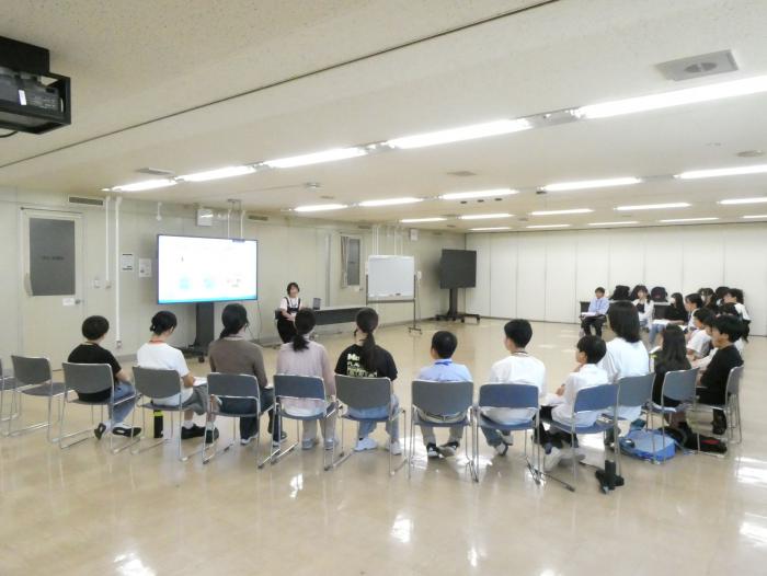 説明を聞く子ども議員
