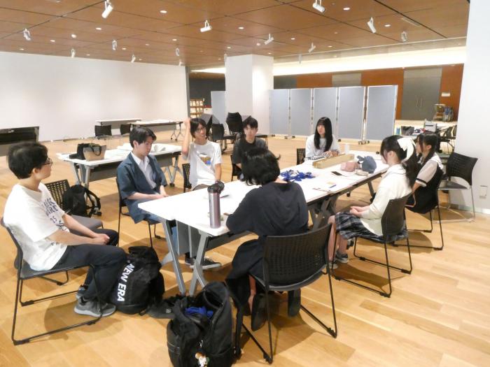 委員会を振り返るユースファシリテーター