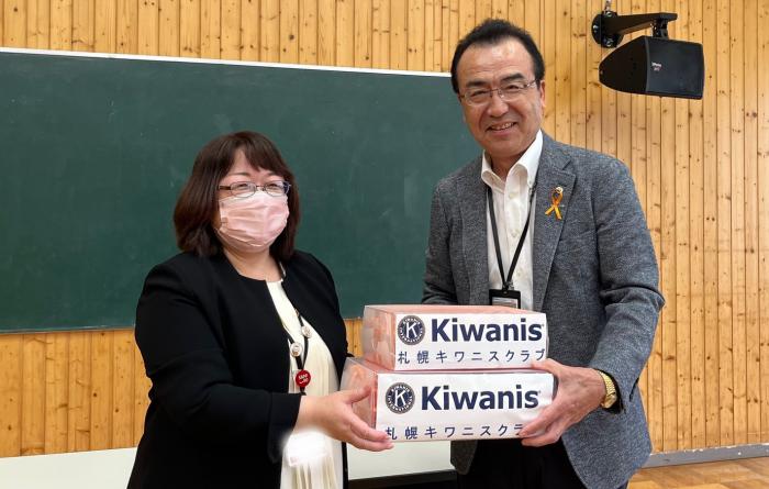 写真_令和7年度オレンジリボン贈呈（キワニスクラブ様より）