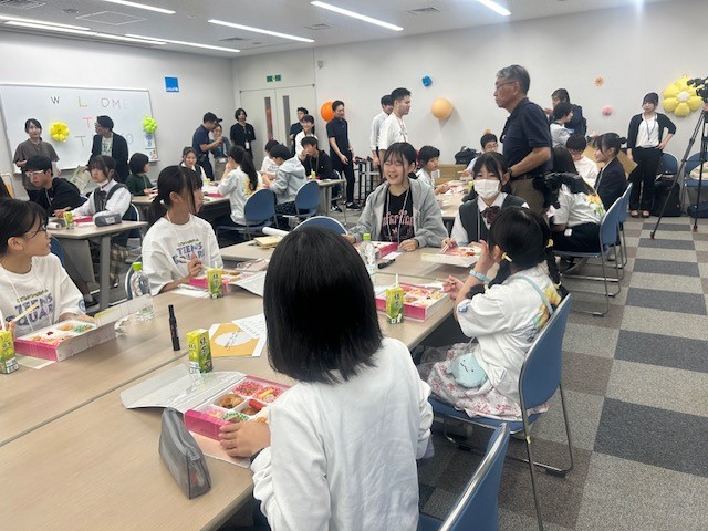 写真：歓迎会の様子（歓談）