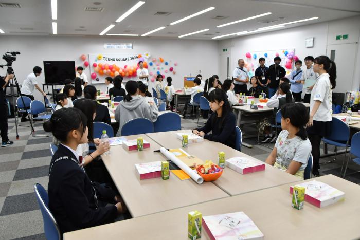 写真：こどもシンポジウム「TEENSSQUARE」歓迎会の様子