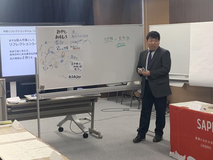 説明する講師