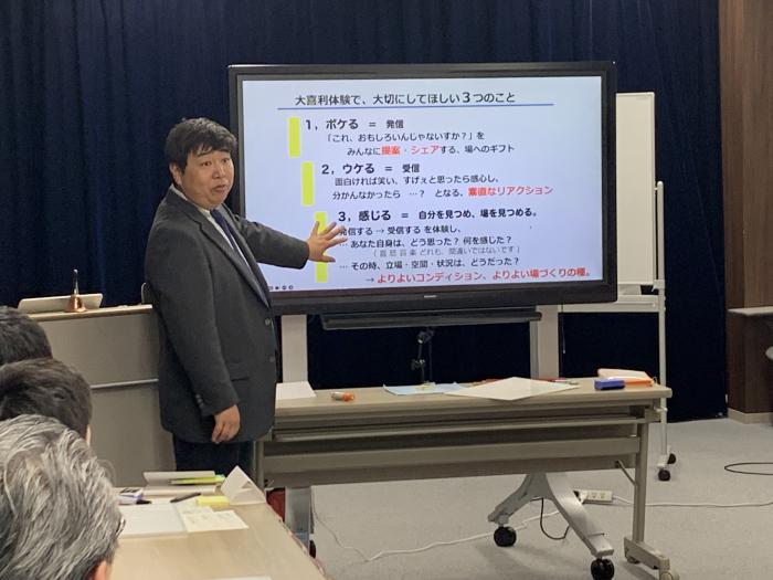 説明する講師