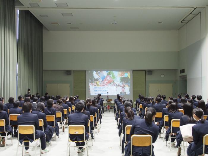 国際情報高校生徒がオンラインで交流に参加している写真３