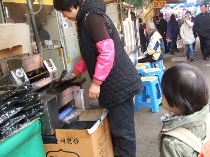 中央市場の焼き海苔店