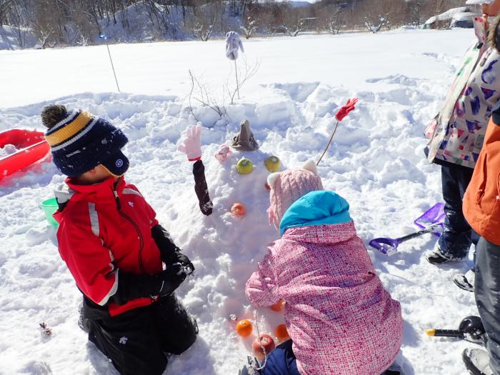 雪だるまを作っている様子