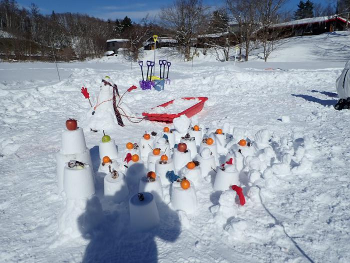 雪だるまやスノーキャンドルが完成した様子