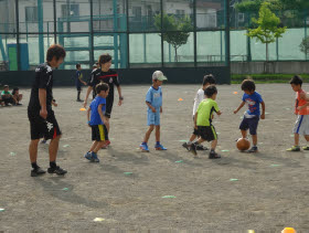 子どもたちがボールを取り合っている様子