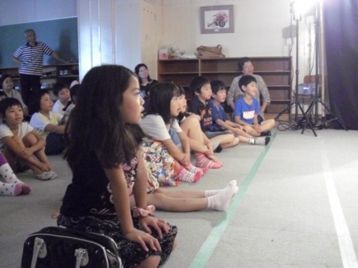 子どもたちが芝居を見ている様子