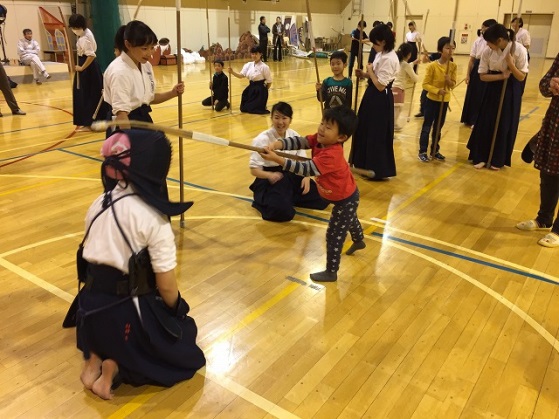 子どもたちが長刀に触れている様子