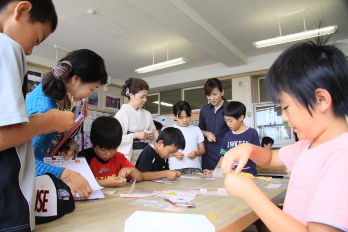 子どもたちが制作している様子