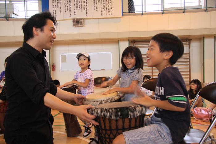 子どもが太鼓をたたいている様子