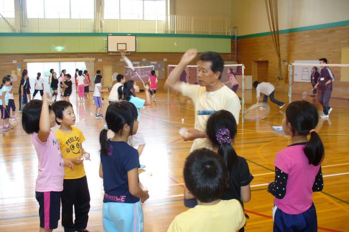 指導者がバドミントンを教えている様子