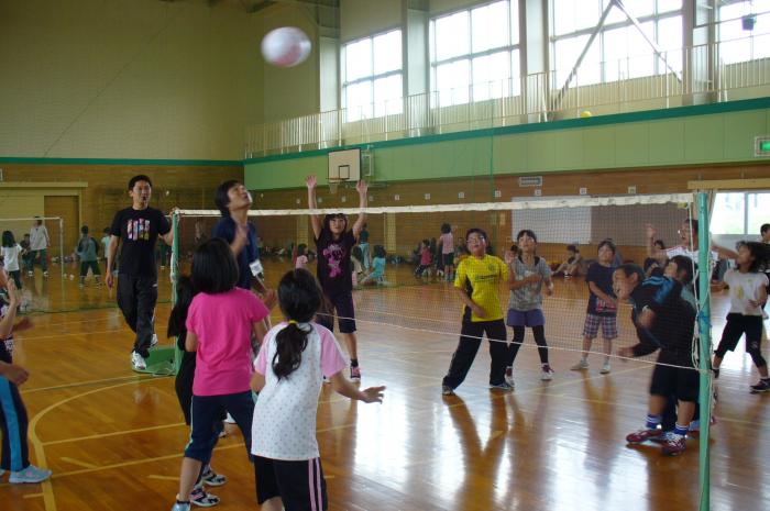 ミニバレーの試合をしている様子